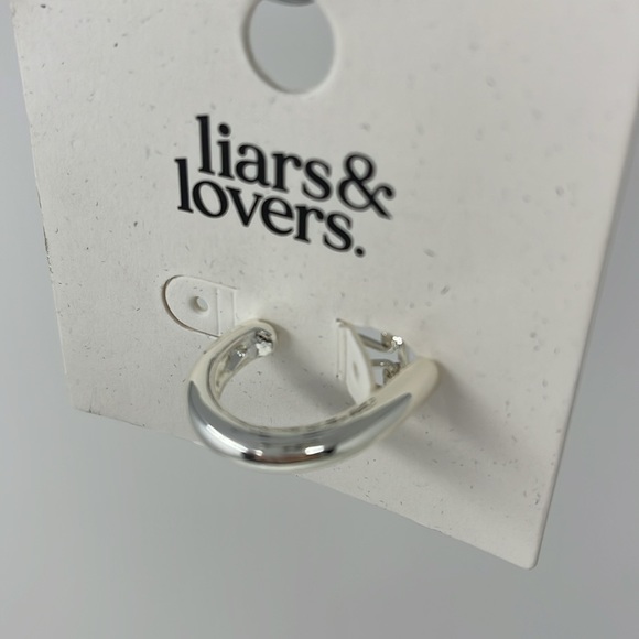 🎁 Liars & Lovers Silver Toned Ear Cuff - Picture 5 of 8